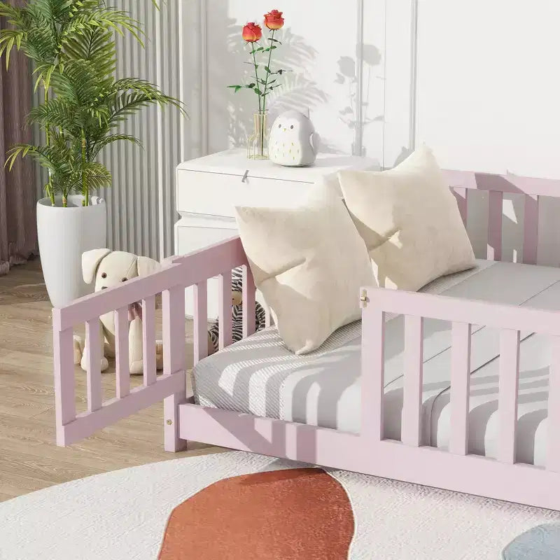Bellemave Letto a Terra Montessori Completo con Recinzione e Porta, Struttura Bassa in Legno per Bambini con Sponde di Protezione, Legno Massello di Gomma, Facile da Montare