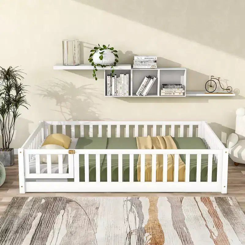 Bellemave Letto a Terra Montessori Completo con Recinzione e Porta, Struttura Bassa in Legno per Bambini con Sponde di Protezione, Legno Massello di Gomma, Facile da Montare