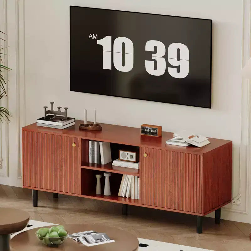 Mobile TV Garvee scanalato per TV fino a 65 pollici, mobile da intrattenimento in legno di metà secolo, tavolo consolle multimediale lungo 55 pollici con 2 ante e ripiano regolabile