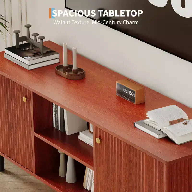 Mobile TV Garvee scanalato per TV fino a 65 pollici, mobile da intrattenimento in legno di metà secolo, tavolo consolle multimediale lungo 55 pollici con 2 ante e ripiano regolabile