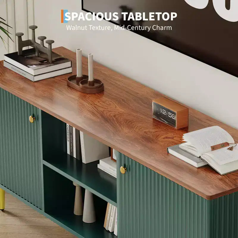 Mobile TV Garvee scanalato per TV fino a 65 pollici, mobile da intrattenimento in legno di metà secolo, tavolo consolle multimediale lungo 55 pollici con 2 ante e ripiano regolabile