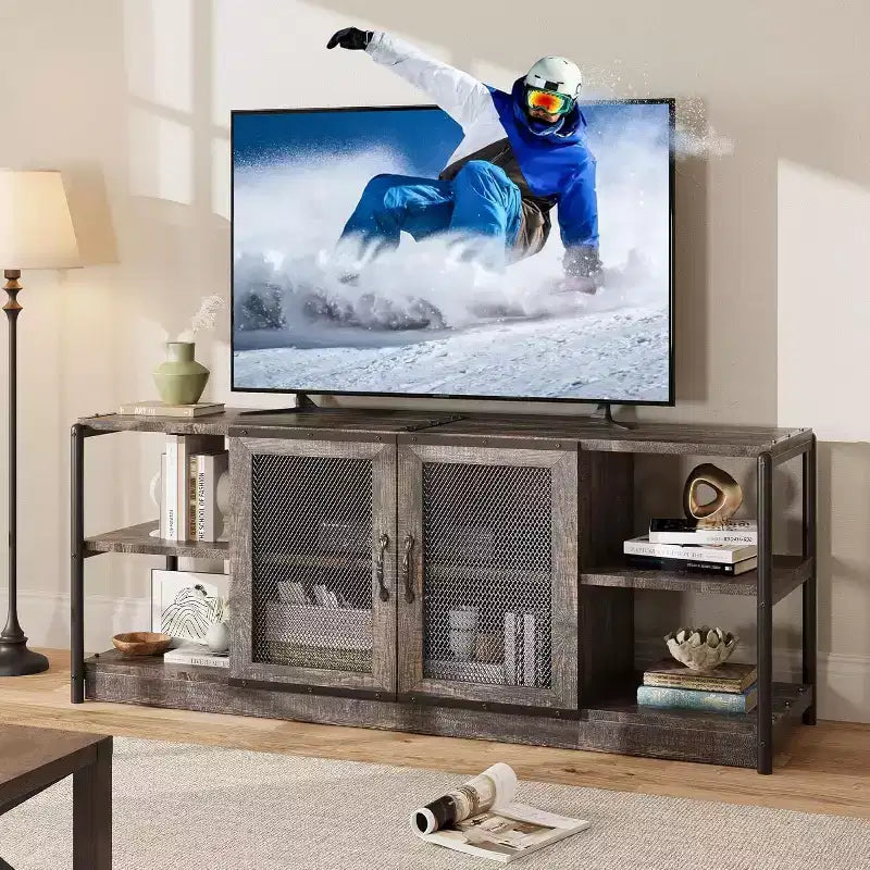 Mobile TV industriale per televisori fino a 65''/75'', Porta TV rustico con armadietto a doppia anta a rete e ripiani aperti, Consolle multimediale per soggiorno