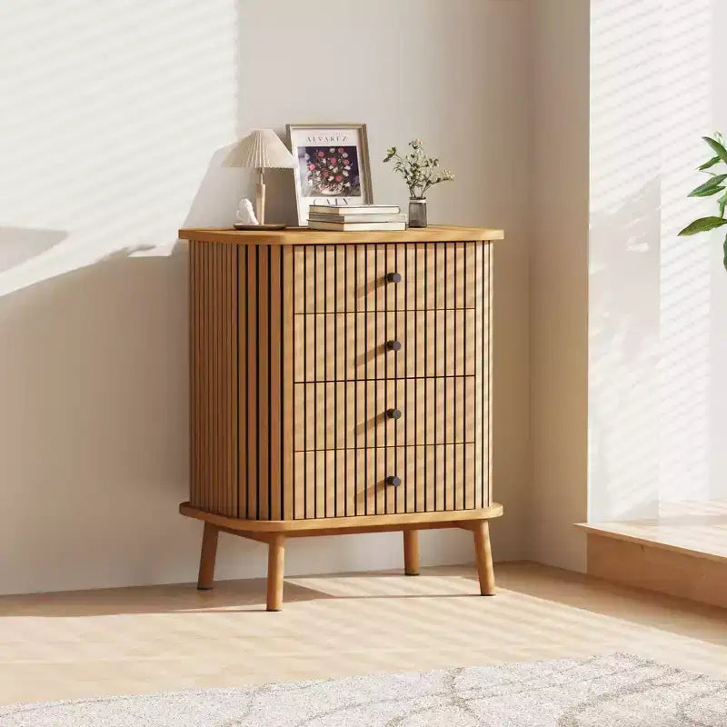 Acekool Comodino a 4 cassetti per camera da letto, soggiorno, cassettiera boho in vimini e MDF con maniglie nere e gambe in legno, naturale