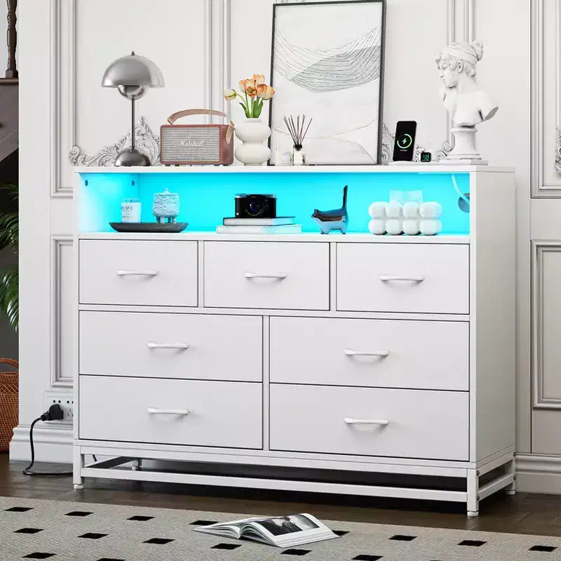 Comò a 7 cassetti, Comò in legno con luci a LED e stazione di ricarica, Cassettiera con grande capacità di archiviazione per camera da letto, soggiorno, corridoio