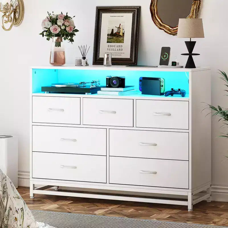 Comò a 7 cassetti, Comò in legno con luci a LED e stazione di ricarica, Cassettiera con grande capacità di archiviazione per camera da letto, soggiorno, corridoio