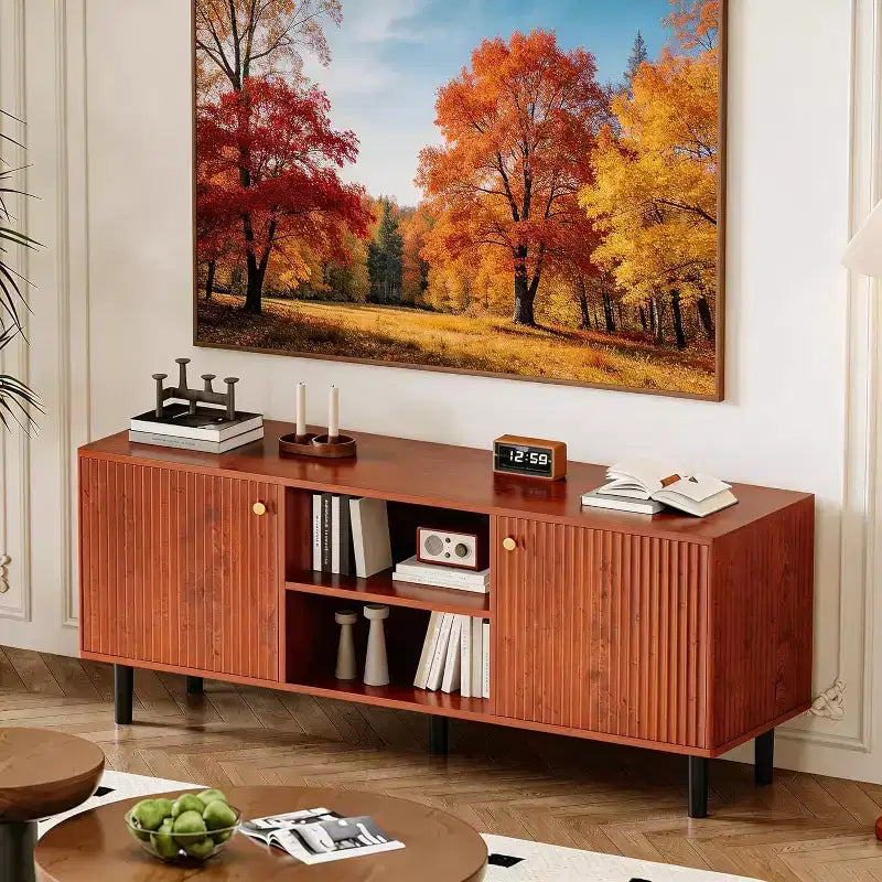 Mobile TV scanalato da 55'' con 2 ante e ripiani regolabili, Mobile TV in legno con contenitore, Tavolino console porta TV per soggiorno appartamento