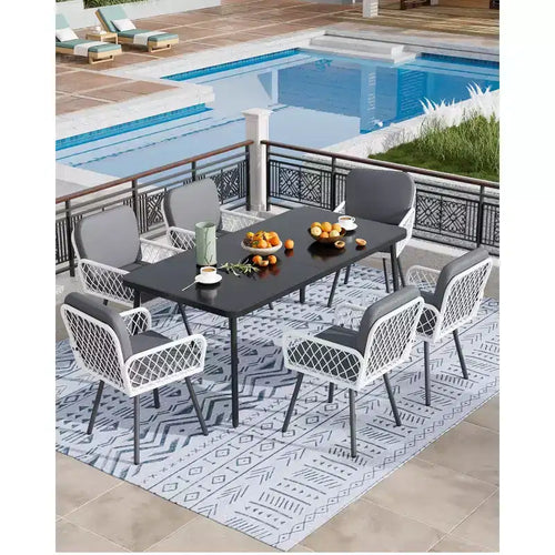 Set da pranzo da esterni 7 pezzi, tavolo con struttura in ferro 59x35 con piano in vetro temperato nero, 6 sedie in vimini PE resistenti alle intemperie con cuscini grigi