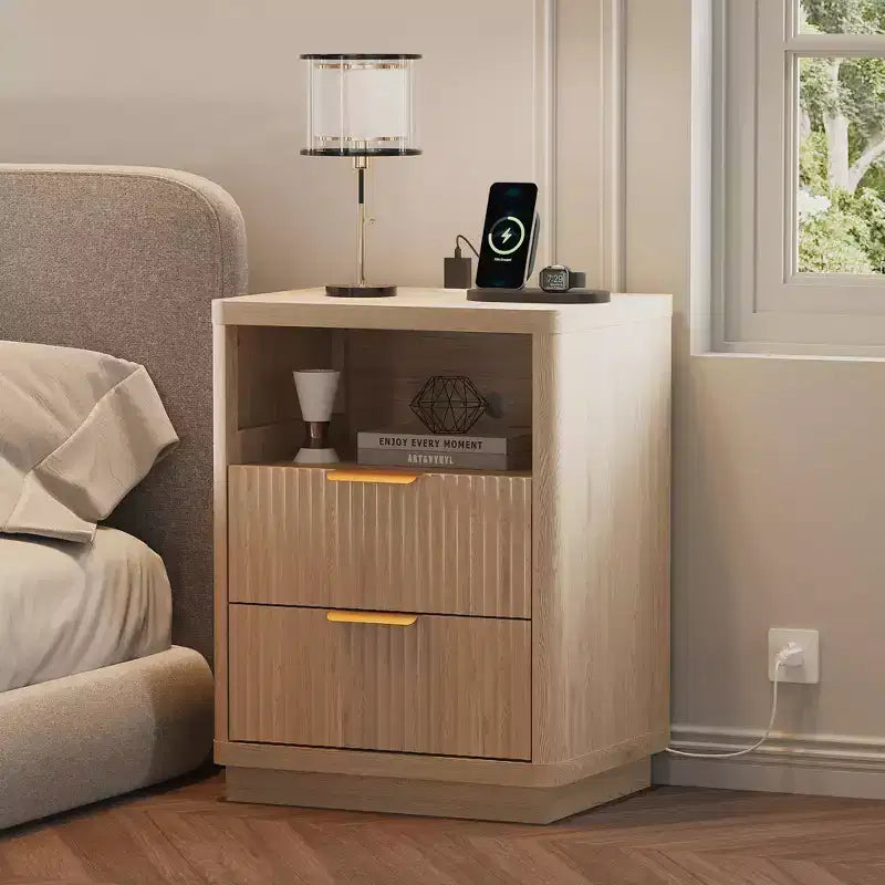 Comodino scanalato con 2 cassetti, tavolino da notte moderno di metà secolo con bordi curvi, tavolino in legno per camera da letto e soggiorno, colore legno naturale