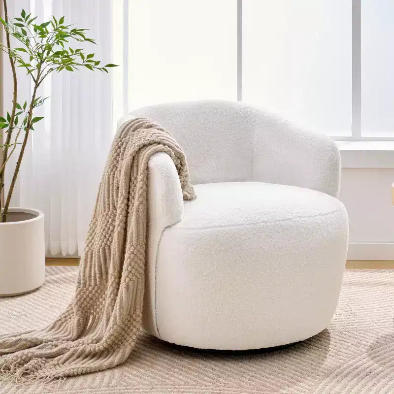 Poltrona girevole da salotto GDFStudio Almeda rivestita in tessuto Teddy con schienale ergonomico
