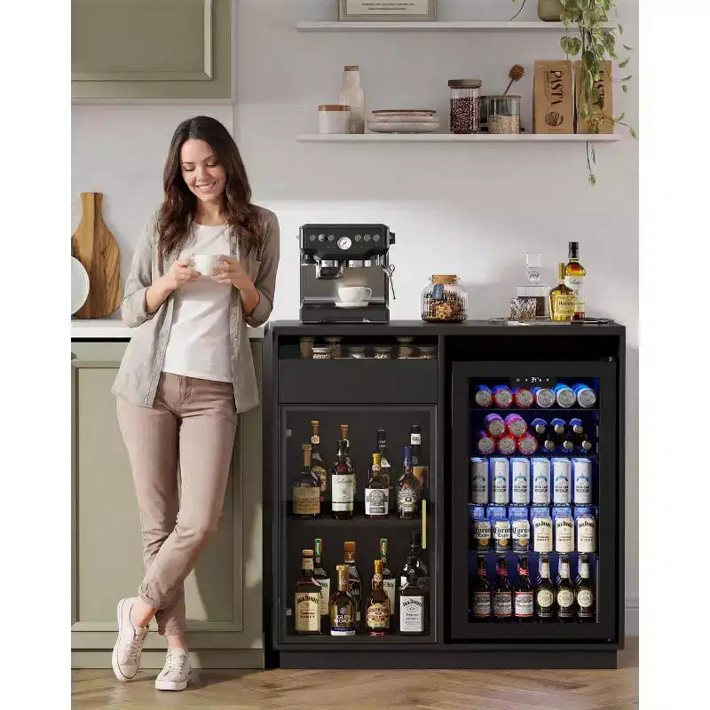 Mobile bar per caffè con spazio per frigorifero, credenza a buffet con luci a LED e prese di corrente, mobiletto per liquori con ante in vetro, nero