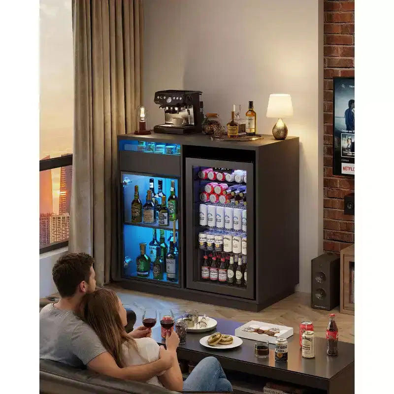 Mobile bar per caffè con spazio per frigorifero, credenza a buffet con luci a LED e prese di corrente, mobiletto per liquori con ante in vetro, nero