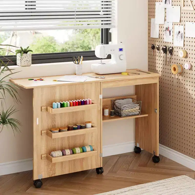 Tavolo da cucito pieghevole, postazione per lavori artigianali multiuso e scrivania laterale dal design compatto, tavolo da lavoro artigianale in legno con ruote bloccabili e vassoi portaoggetti