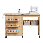 Tavolo da cucito pieghevole, postazione per lavori artigianali multiuso e scrivania laterale dal design compatto, tavolo da lavoro artigianale in legno con ruote bloccabili e vassoi portaoggetti