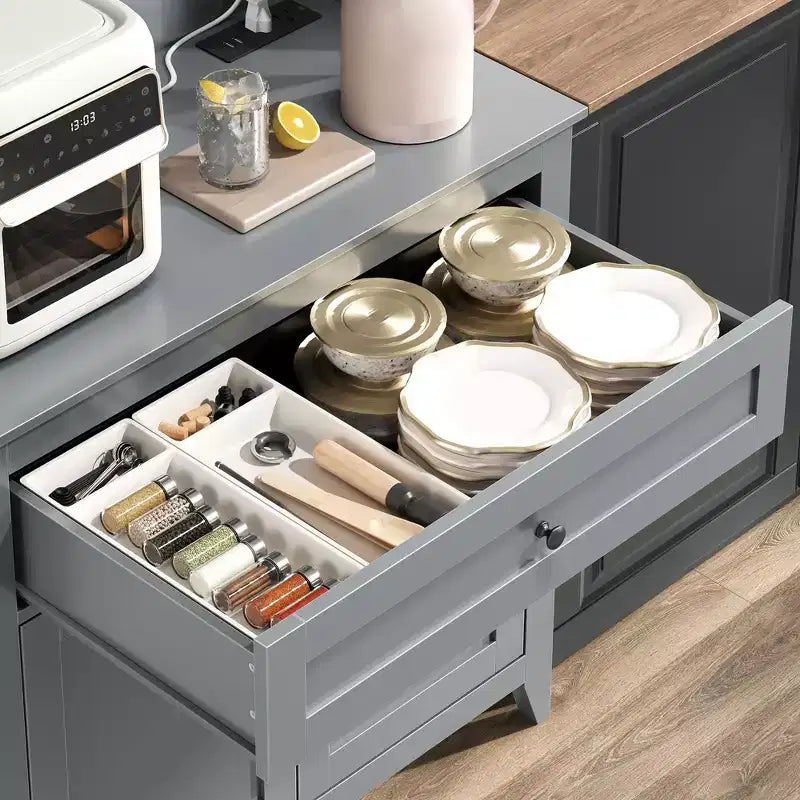 Mobile credenza da cucina da 63" con stazione di ricarica, angolo caffè con 1 grande cassetto, ripiani regolabili e 4 ganci