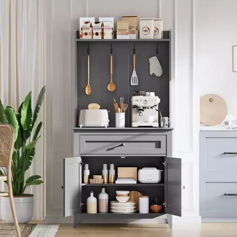 Mobile credenza da cucina da 63" con stazione di ricarica, angolo caffè con 1 grande cassetto, ripiani regolabili e 4 ganci
