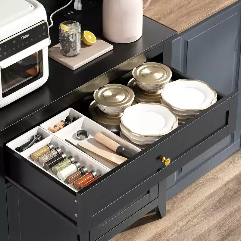 Mobile credenza da cucina da 63" con stazione di ricarica, angolo caffè con 1 grande cassetto, ripiani regolabili e 4 ganci