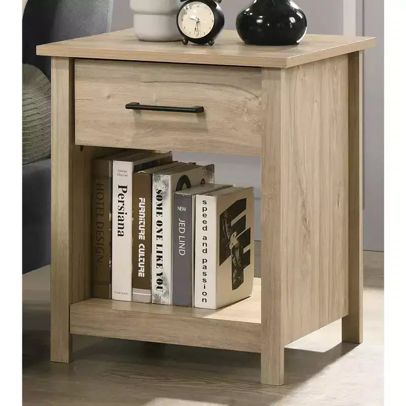 Questo comodino con 1 cassetto Celeste da 20W con finitura rovere chiaro combina lo stile contemporaneo con soluzioni di archiviazione intelligenti, creando uno spazio.