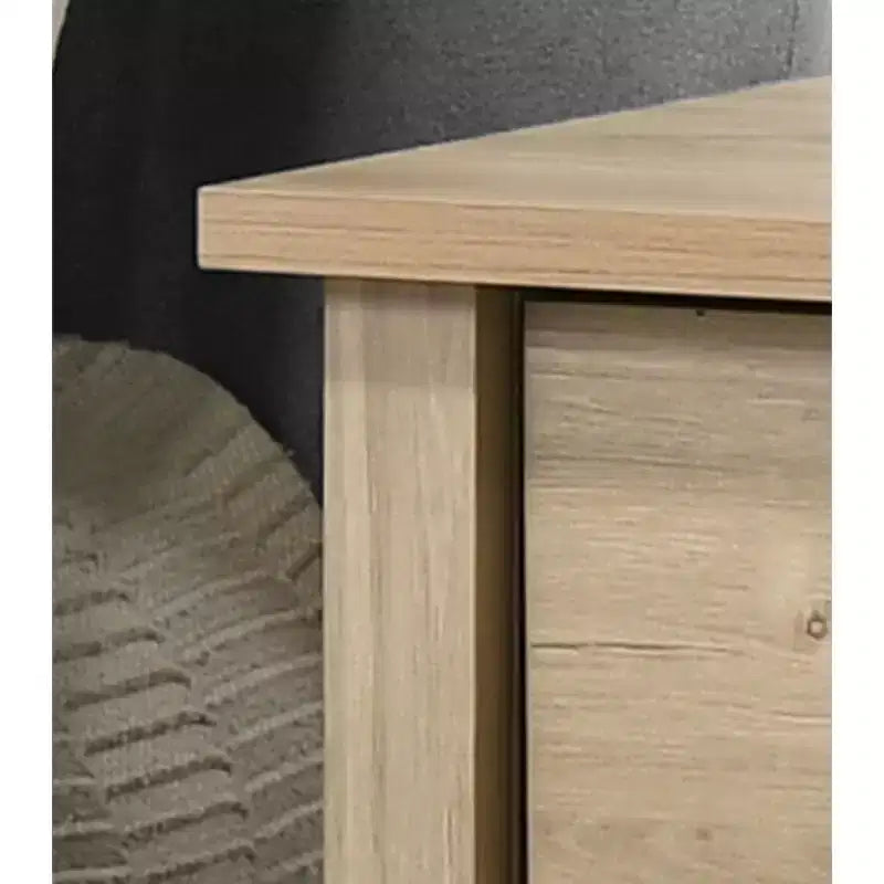 Questo comodino con 1 cassetto Celeste da 20W con finitura rovere chiaro combina lo stile contemporaneo con soluzioni di archiviazione intelligenti, creando uno spazio.