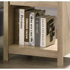 Questo comodino con 1 cassetto Celeste da 20W con finitura rovere chiaro combina lo stile contemporaneo con soluzioni di archiviazione intelligenti, creando uno spazio.