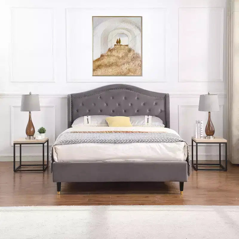 Realizzato per stile e funzionalità, questo tavolino da divano/comodino quadrato in legno e metallo con ripiano, piccolo tavolino per soggiorno.