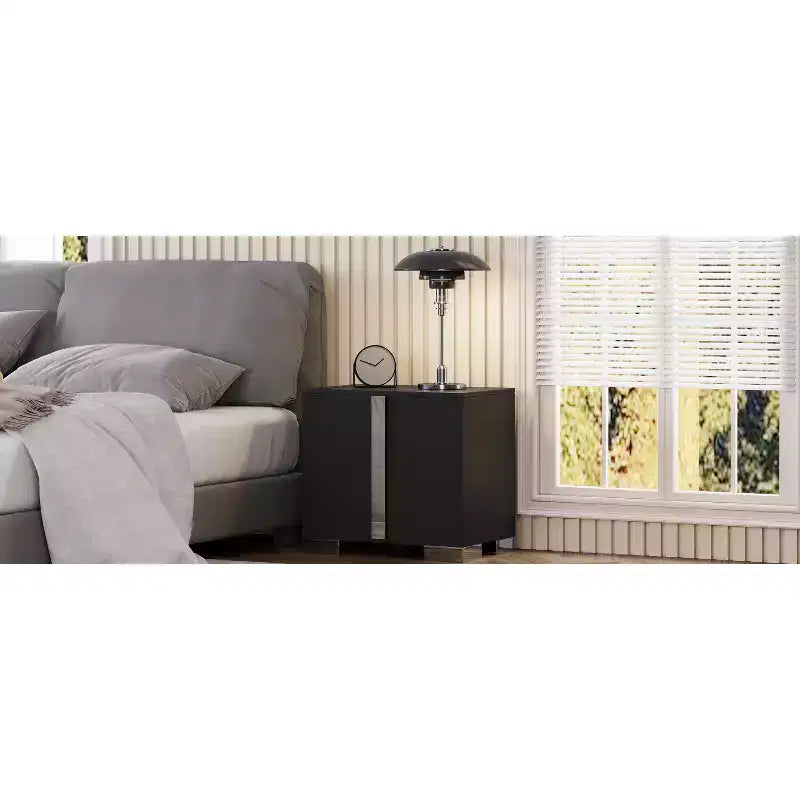 Comodino moderno e lineare con 1 cassetto e accenti a specchio per camera da letto e soggiorno