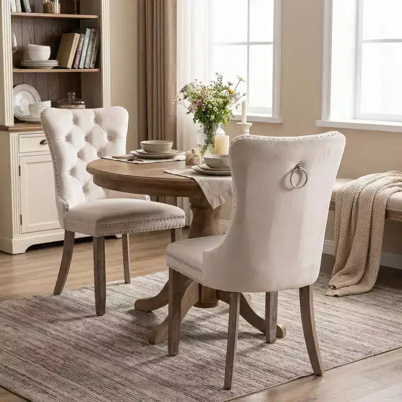 FurnitureR Set di 2 sedie da pranzo imbottite con schienale trapuntato, borchie decorative e gambe in legno, sedie accentate color crema francese per sala da pranzo e soggiorno