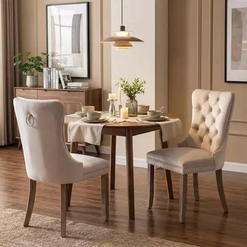 FurnitureR Set di 2 sedie da pranzo imbottite con schienale trapuntato, borchie decorative e gambe in legno, sedie accentate color crema francese per sala da pranzo e soggiorno