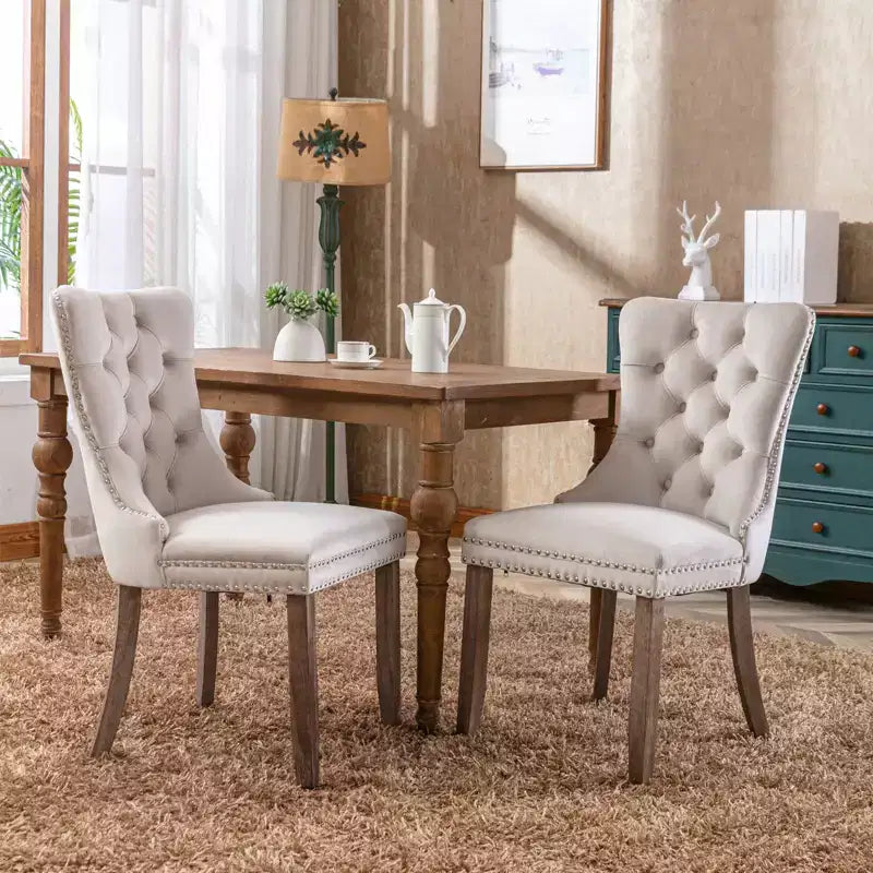 FurnitureR Set di 2 sedie da pranzo imbottite con schienale trapuntato, borchie decorative e gambe in legno, sedie accentate color crema francese per sala da pranzo e soggiorno