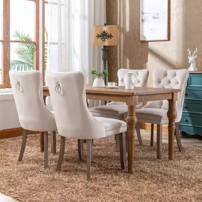 FurnitureR Set di 2 sedie da pranzo imbottite con schienale trapuntato, borchie decorative e gambe in legno, sedie accentate color crema francese per sala da pranzo e soggiorno