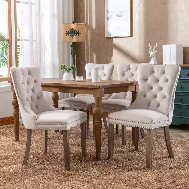 FurnitureR Set di 2 sedie da pranzo imbottite con schienale trapuntato, borchie decorative e gambe in legno, sedie accentate color crema francese per sala da pranzo e soggiorno