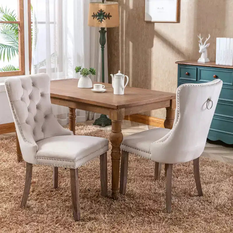 FurnitureR Set di 2 sedie da pranzo imbottite con schienale trapuntato, borchie decorative e gambe in legno, sedie accentate color crema francese per sala da pranzo e soggiorno
