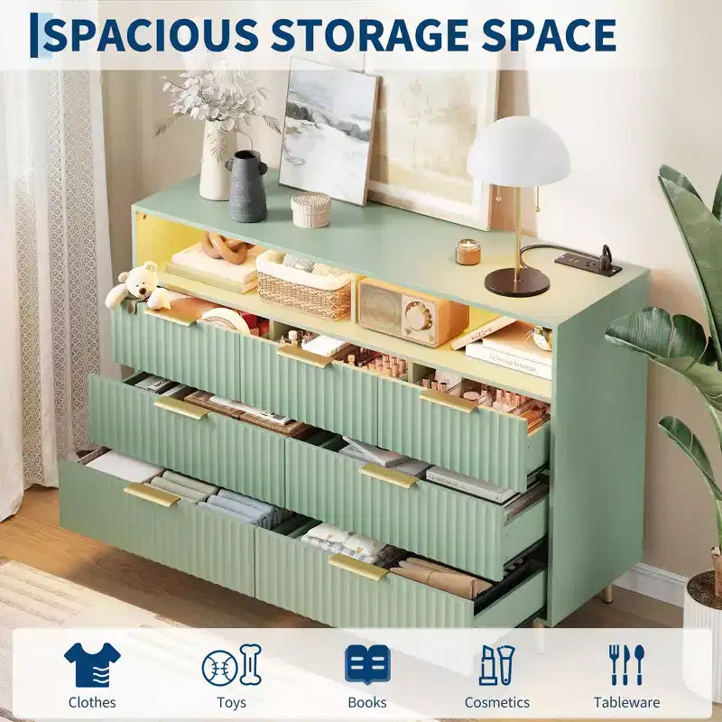 Comò a 7 cassetti scanalato, largo 137 cm, cassettiera moderna con luci a LED e stazione di ricarica, maniglie dorate, contenitore a giorno