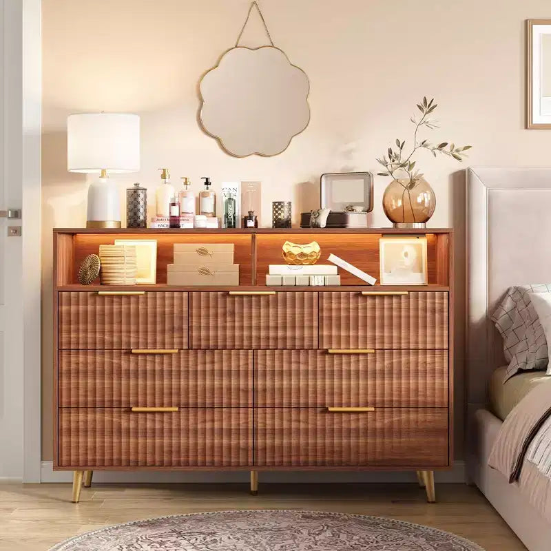 Comò a 7 cassetti scanalato, largo 137 cm, cassettiera moderna con luci a LED e stazione di ricarica, maniglie dorate, contenitore a giorno