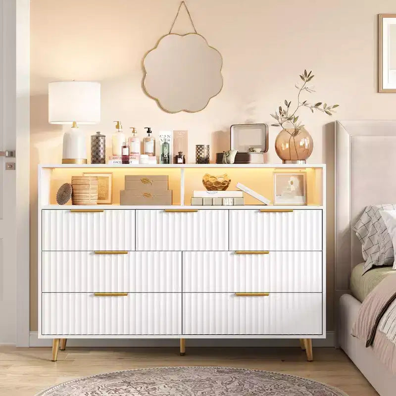 Comò a 7 cassetti scanalato, largo 137 cm, cassettiera moderna con luci a LED e stazione di ricarica, maniglie dorate, contenitore a giorno
