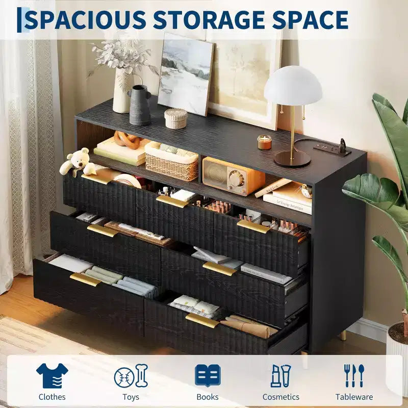 Comò a 7 cassetti scanalato, largo 137 cm, cassettiera moderna con luci a LED e stazione di ricarica, maniglie dorate, contenitore a giorno