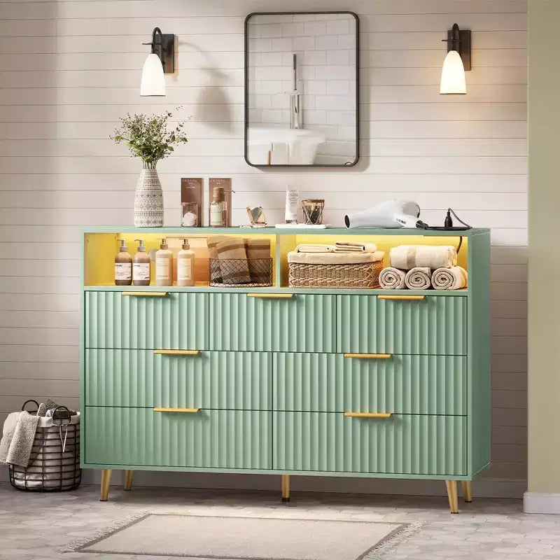Comò a 7 cassetti scanalato, largo 137 cm, cassettiera moderna con luci a LED e stazione di ricarica, maniglie dorate, contenitore a giorno