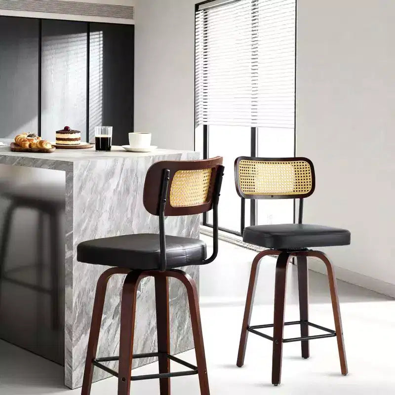Sgabelli da bar girevoli a 360° in rattan ad altezza bancone con cuscino in PU