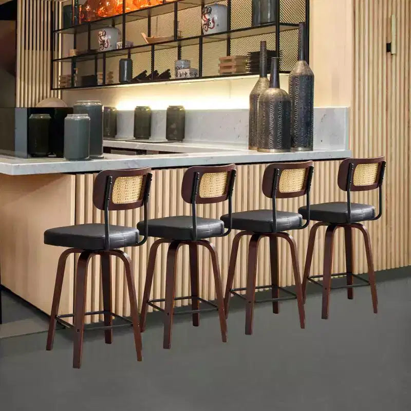 Sgabelli da bar girevoli a 360° in rattan ad altezza bancone con cuscino in PU