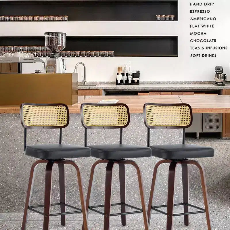 Sgabelli da bar girevoli a 360° in rattan ad altezza bancone con cuscino in PU
