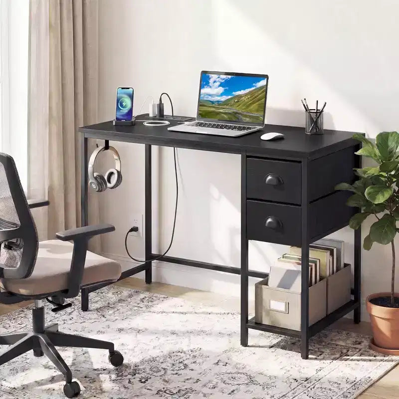 Scrivania per computer Costway con stazione di ricarica, 2 cassetti in tessuto, ripiano portaoggetti e gancio per cuffie, marrone rustico e nero/nero