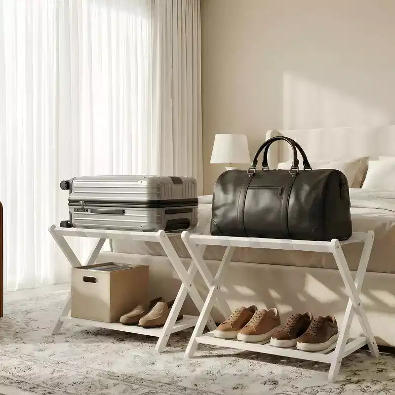 Portavaligie Pieghevole in Bambù per Camera Ospiti, Supporto Valigia con Scarpiera e Cinghie Robuste, Capacità 68 kg, Ideale per Camera da Letto/Hotel
