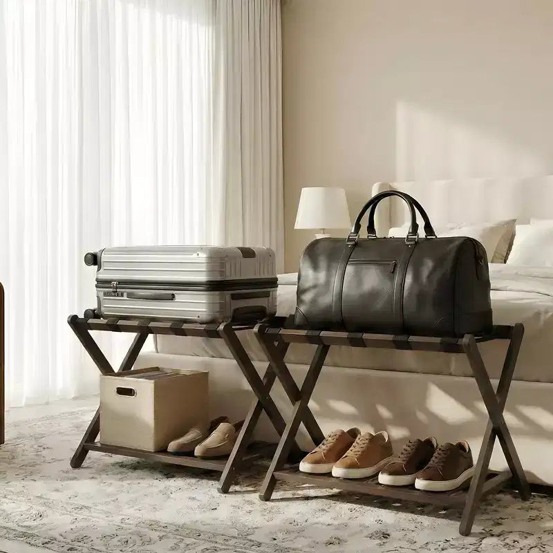 Portavaligie Pieghevole in Bambù per Camera Ospiti, Supporto Valigia con Scarpiera e Cinghie Robuste, Capacità 68 kg, Ideale per Camera da Letto/Hotel