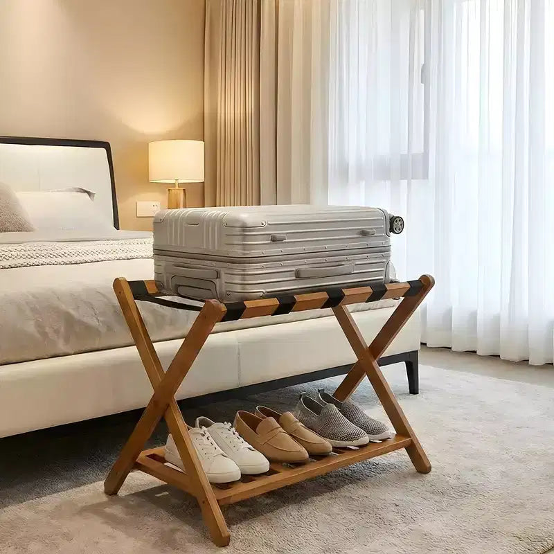 Portavaligie Pieghevole in Bambù per Camera Ospiti, Supporto Valigia con Scarpiera e Cinghie Robuste, Capacità 68 kg, Ideale per Camera da Letto/Hotel