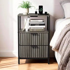 Comodino Karl Home largo 38 cm - 2 cassetti, 1 ripiano, presa di corrente USA - set da 2
