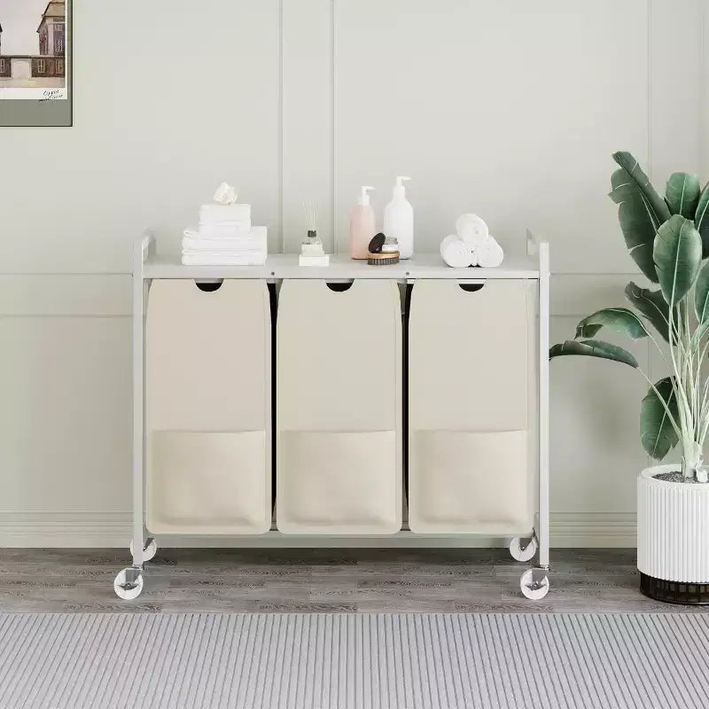 Portabiancheria con Ruote e Sacchi Rimovibili, Carrello Portabiancheria a 3 Scomparti con Ripiano per Camera da Letto Bagno Dormitorio, Cesto Portabiancheria Salvaspazio