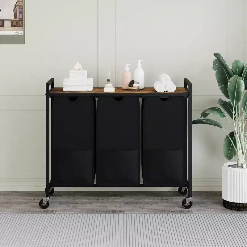 Portabiancheria con Ruote e Sacchi Rimovibili, Carrello Portabiancheria a 3 Scomparti con Ripiano per Camera da Letto Bagno Dormitorio, Cesto Portabiancheria Salvaspazio