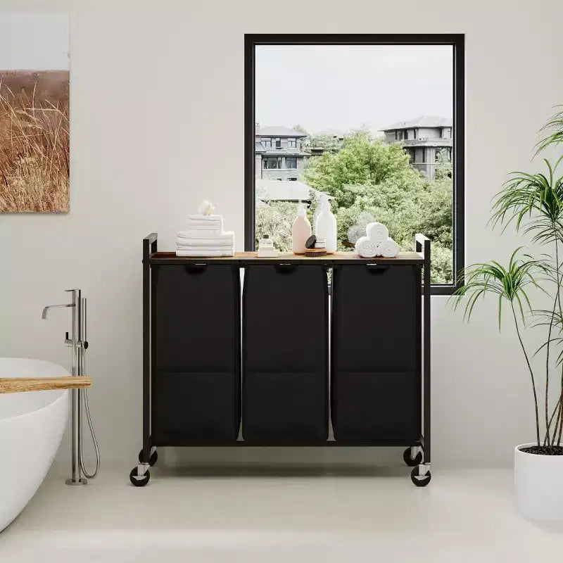 Portabiancheria con Ruote e Sacchi Rimovibili, Carrello Portabiancheria a 3 Scomparti con Ripiano per Camera da Letto Bagno Dormitorio, Cesto Portabiancheria Salvaspazio