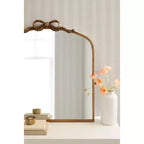 Specchio ad arco con nastro Kate and Laurel Arendahl, oro, 28x30