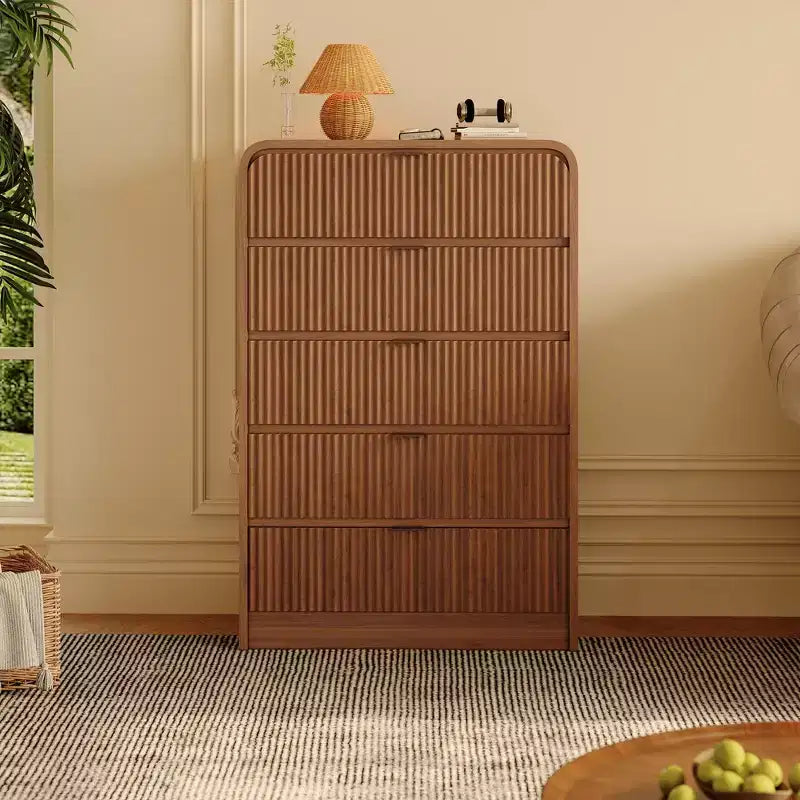Cassettiera Alta a 5 Cassetti Scanalati con Bordi Arrotondati, Comò Moderno in Legno di Noce, Mobile Contenitore Autoportante per Camera da Letto e Soggiorno