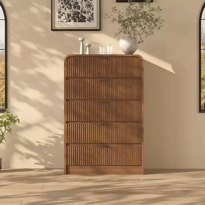 Cassettiera Alta a 5 Cassetti Scanalati con Bordi Arrotondati, Comò Moderno in Legno di Noce, Mobile Contenitore Autoportante per Camera da Letto e Soggiorno